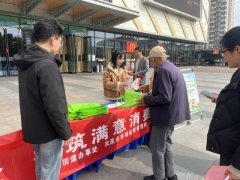 工做人员向群众发放《家庭食物平安手册》《指