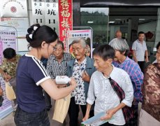 她用通俗易懂的
