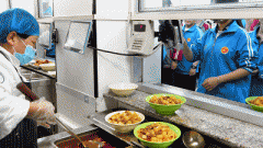 <b>学校食堂才能让学生吃得健康、吃</b>